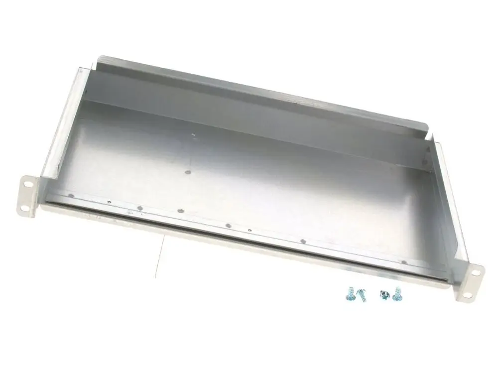Aluminium Abdeckblech von Bosch mit zwei seitlichen Befestigungslöchern und einer glatten Oberflächenstruktur, samt Schrauben zur Montage.